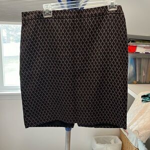 Loft zipper skirt. Maroon pattern